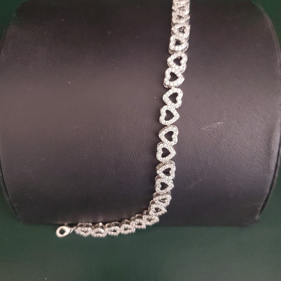 Crystal Hearts Tennis Bracelet Silver Tone Safety Chain Unsigned 6 to 8 Inches - Picture 5 of 8